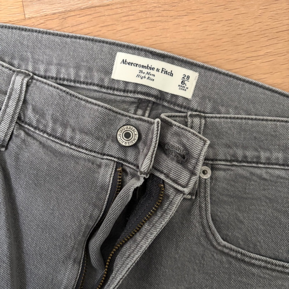 Abercrombie & Fitch Gray The Mom High-Rise Jeans NWOT 6 long